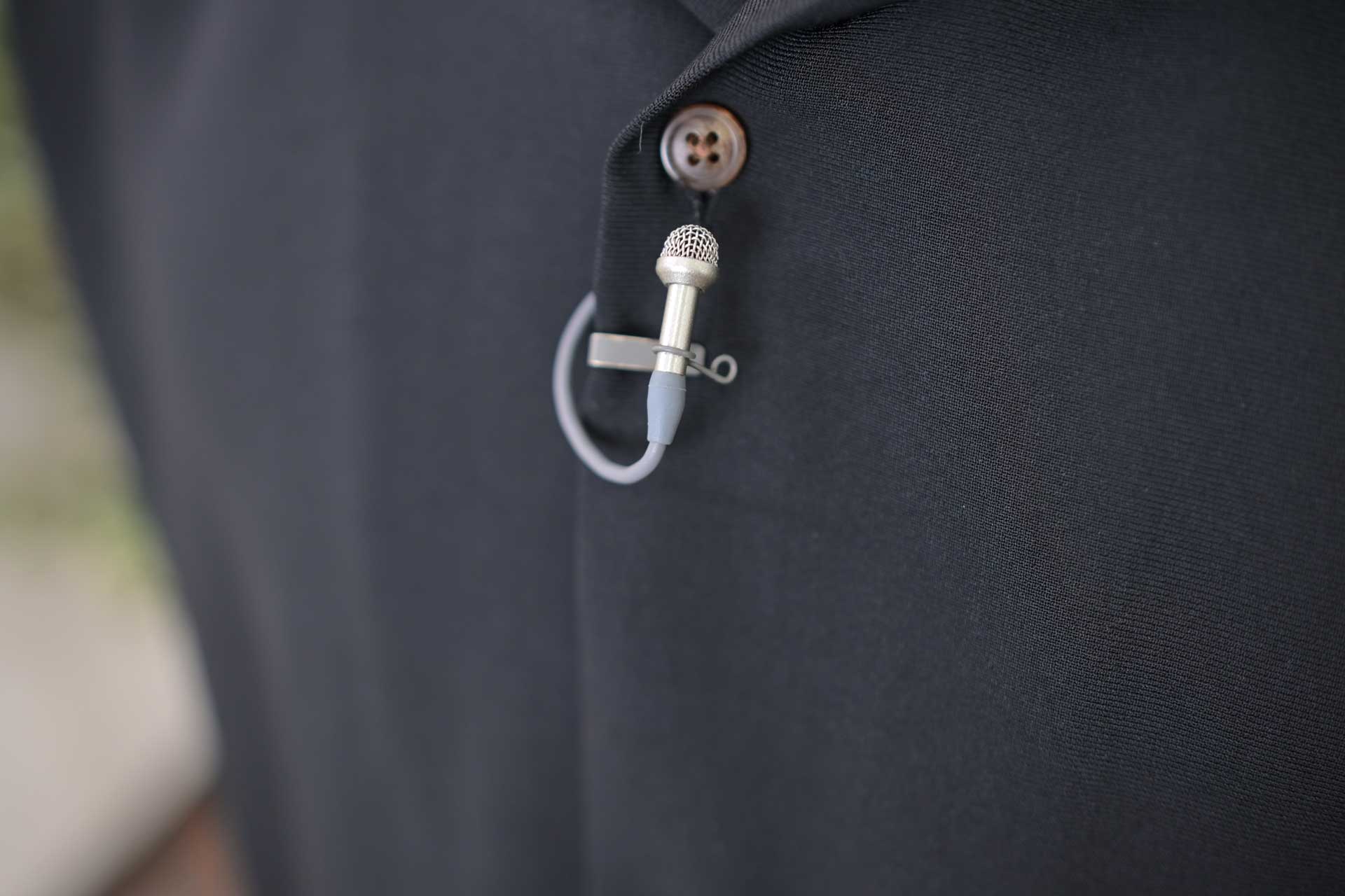 某・公共放送局と同じピンマイク